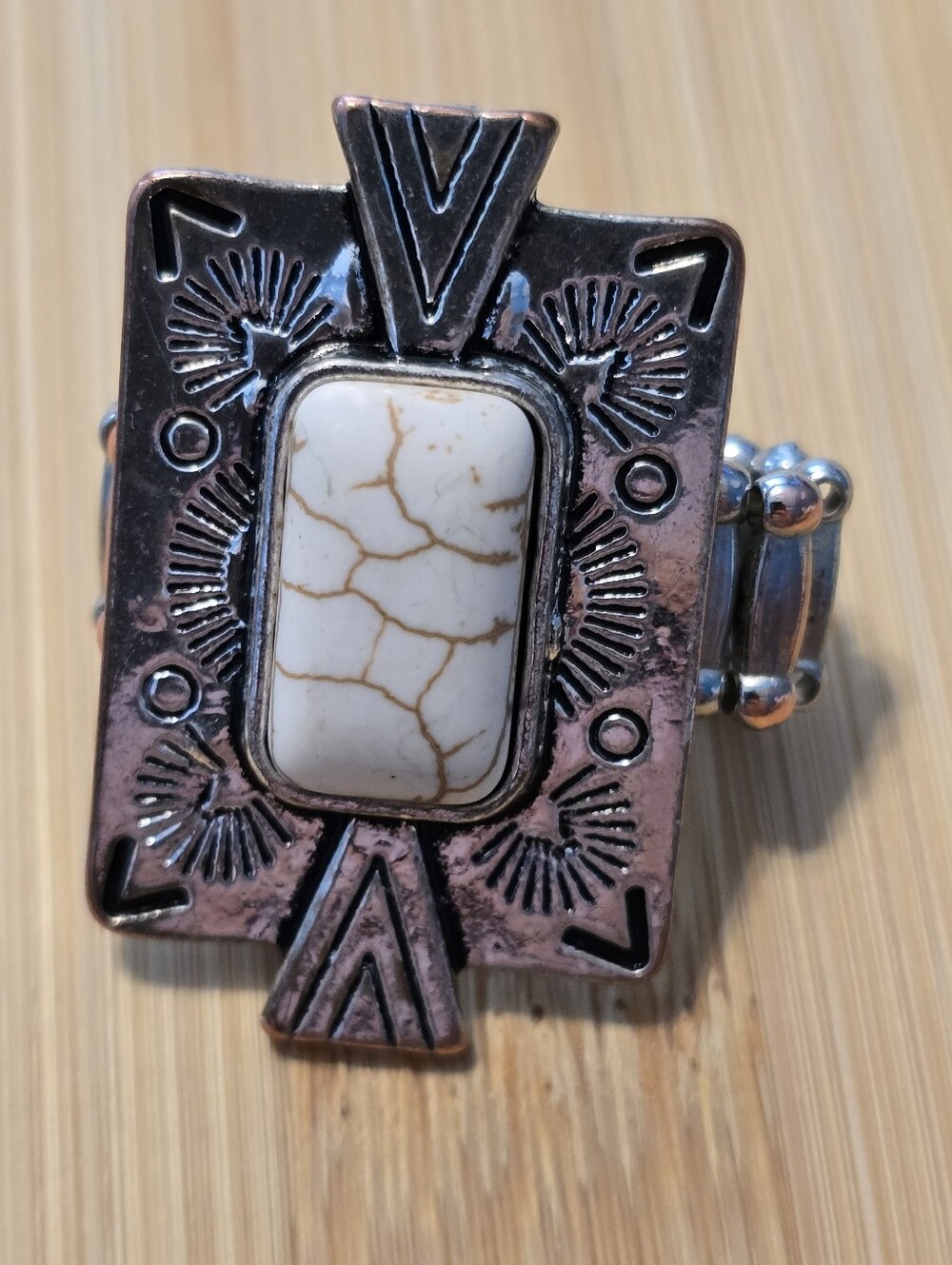 So Smithsonian White Crackle Stone Southwestern Stretch Ring🤠